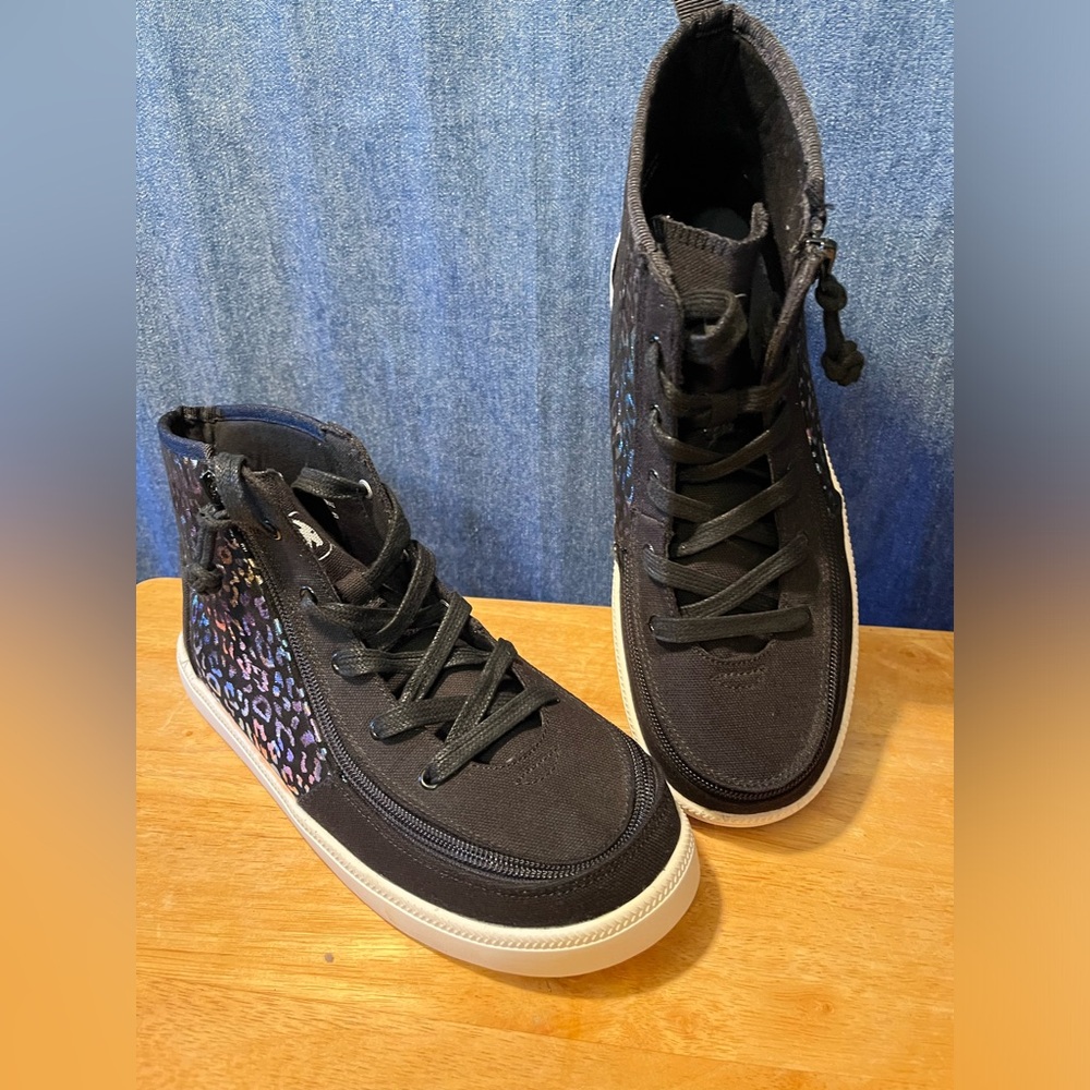 BILLY Footwear Haring Hi-Top Sneaker Black Iridescent Big Kid  7 Adaptive